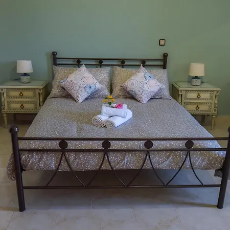 Bunnyfoot: Of 135 Sqm In Leros.