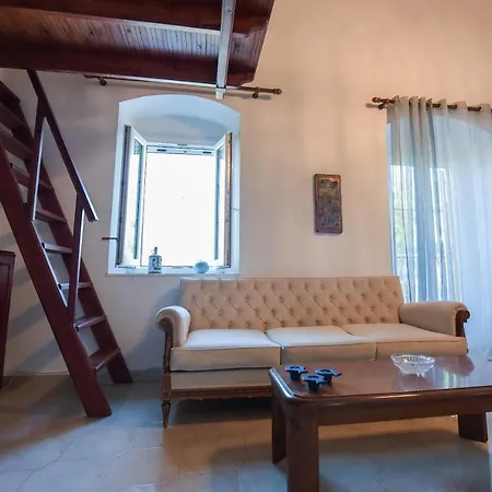 Bunnyfoot: Of 135 Sqm In Leros. Prázdninový dům